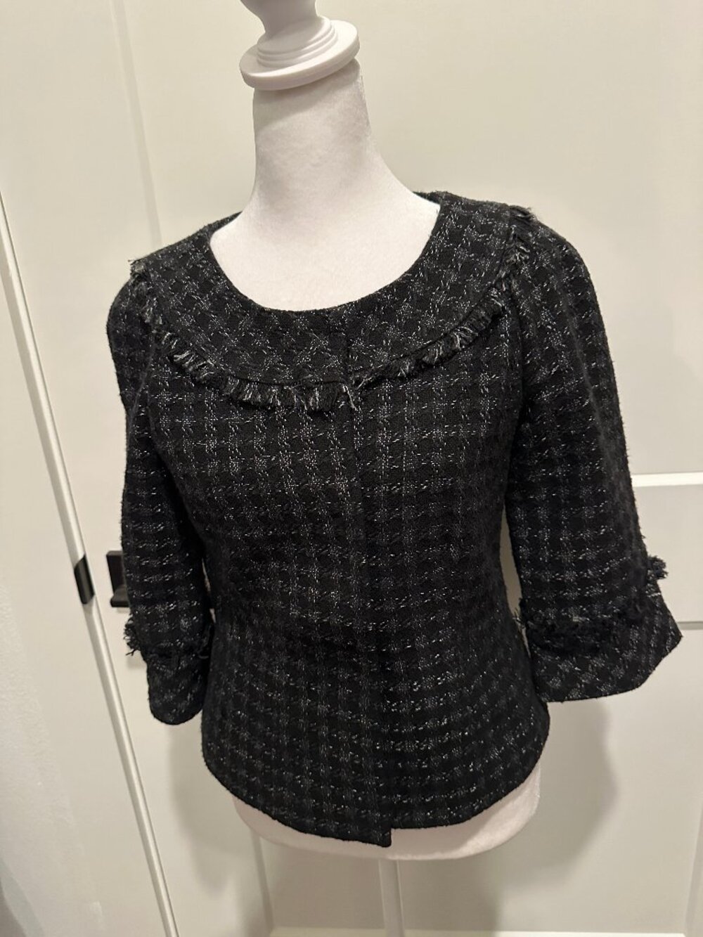 Ann Taylor Size 0 fitted cropped 3/4 sleeved blazer/jacket